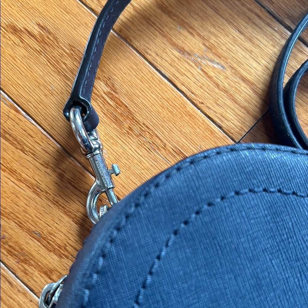 Marc Jacobs Black Crossbody Bag with Sleek Design - Picture 4 of 7